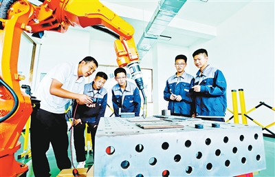 中股网 职业教育为重大工程源源不断培养人才  学过硬技能 铸大国重器（深聚焦）_大皖新闻 | 安徽网